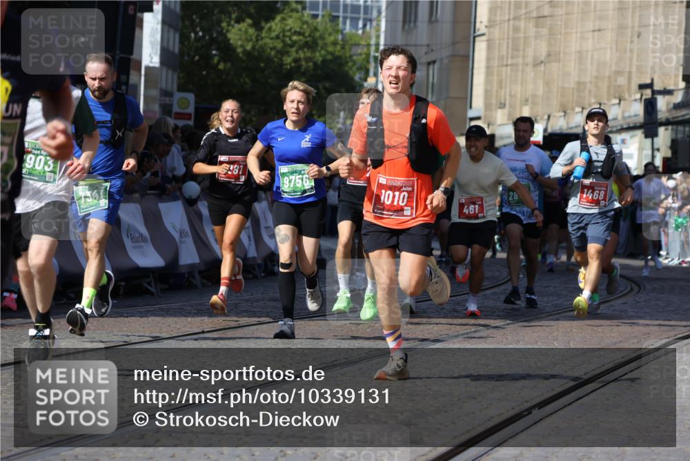 13.09.2026 - 21. swb-Marathon Bremen Strokosch-Dieckow http://msf.ph/oto/10339131 13.09.2026 13:20:04 Ziel 161, 411, 461, 926, 1010, 1053, 1232, 1281, 1468, 1535, 1642, 2870, 2906, 3319, 3411, 3966, 4101, 4479, 4480, 4977, 4978, 7037, 7140, 7655, 8185, 8263, 9082, 9359, 9984, 13163, 655, 1058, 1537, 1750, 1931, 2122, 2885, 2903, 3685, 3690, 5583, 6901, 7018, 7341, 7531, 7664, 9518, 9756 meine-sportfotos.de