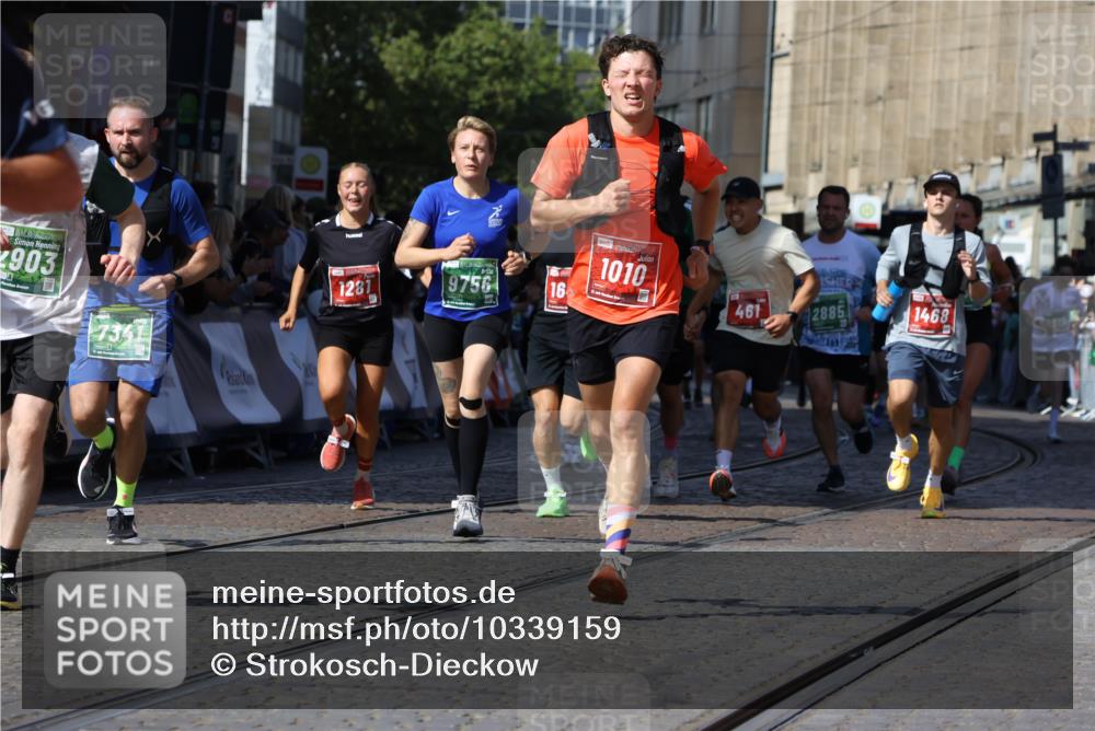13.09.2026 - 21. swb-Marathon Bremen Strokosch-Dieckow http://msf.ph/oto/10339159 13.09.2026 13:20:04 Ziel 161, 411, 461, 926, 1010, 1053, 1232, 1281, 1468, 1535, 1642, 2870, 2906, 3319, 3411, 3966, 4101, 4479, 4480, 4977, 4978, 7037, 7140, 7655, 8185, 8263, 9082, 9359, 9984, 13163, 655, 1058, 1537, 1750, 1931, 2122, 2885, 2903, 3685, 3690, 5583, 6901, 7018, 7341, 7531, 7664, 9518, 9756 meine-sportfotos.de