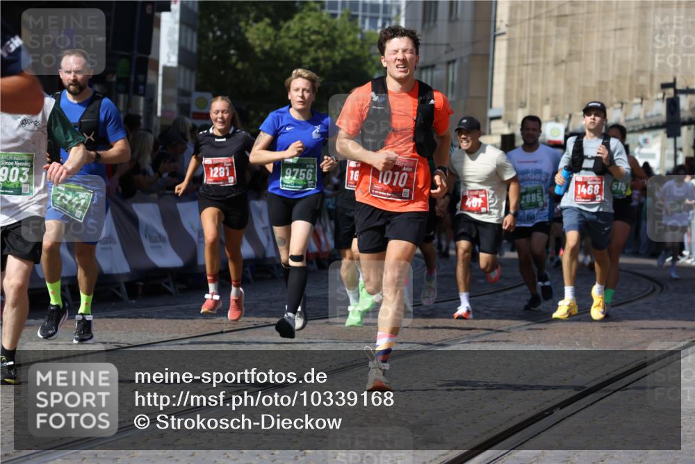 13.09.2026 - 21. swb-Marathon Bremen Strokosch-Dieckow http://msf.ph/oto/10339168 13.09.2026 13:20:04 Ziel 161, 411, 461, 926, 1010, 1053, 1232, 1281, 1468, 1535, 1642, 2870, 2906, 3319, 3411, 3966, 4101, 4479, 4480, 4977, 4978, 7037, 7140, 7655, 8185, 8263, 9082, 9359, 9984, 13163, 655, 1058, 1537, 1750, 1931, 2122, 2885, 2903, 3685, 3690, 5583, 6901, 7018, 7341, 7531, 7664, 9518, 9756 meine-sportfotos.de
