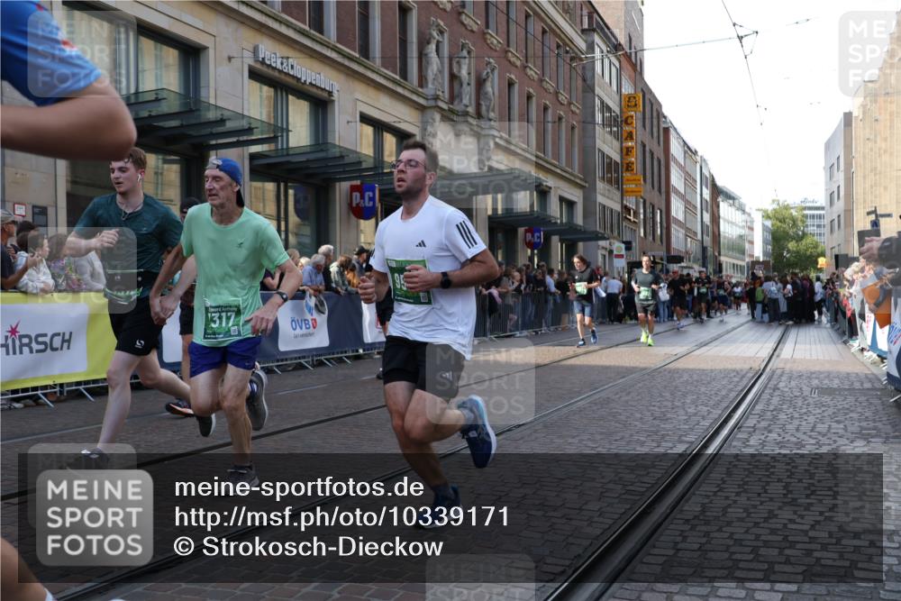 13.09.2026 - 21. swb-Marathon Bremen Strokosch-Dieckow http://msf.ph/oto/10339171 13.09.2026 13:26:40 Ziel 531, 946, 1493, 1494, 2089, 2454, 3076, 3302, 3510, 3527, 3893, 4121, 4327, 4397, 4441, 4563, 4919, 5054, 5689, 5937, 5943, 6314, 6455, 6580, 7027, 7072, 7246, 7317, 8112, 8303, 9150, 9511, 9551, 9854, 9878, 13097, 1368, 1649, 2434, 2658, 2779, 3526, 3603, 3852, 4077, 4598, 5747, 5992, 6230, 6289, 6375, 6548, 6639, 7626, 8112, 8817, 9260, 13195 meine-sportfotos.de