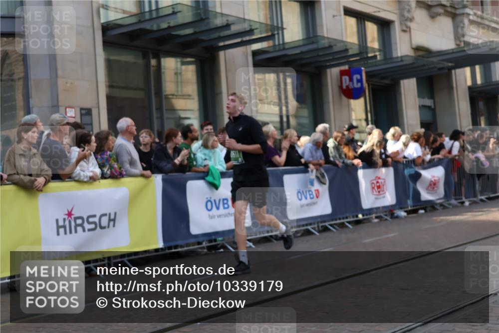 13.09.2026 - 21. swb-Marathon Bremen Strokosch-Dieckow http://msf.ph/oto/10339179 13.09.2026 13:26:42 Ziel 531, 946, 1493, 1494, 2089, 2454, 3076, 3302, 3510, 3527, 3893, 4121, 4327, 4397, 4441, 4563, 4919, 5054, 5689, 5937, 5943, 6314, 6455, 6580, 6776, 7027, 7072, 7246, 7317, 7849, 8303, 9150, 9511, 9551, 9854, 9878, 13097, 1368, 1649, 2658, 2779, 3526, 3603, 3852, 3893, 4077, 4598, 5747, 5992, 6289, 6375, 6548, 6639, 7626, 8112, 9260, 13195 meine-sportfotos.de