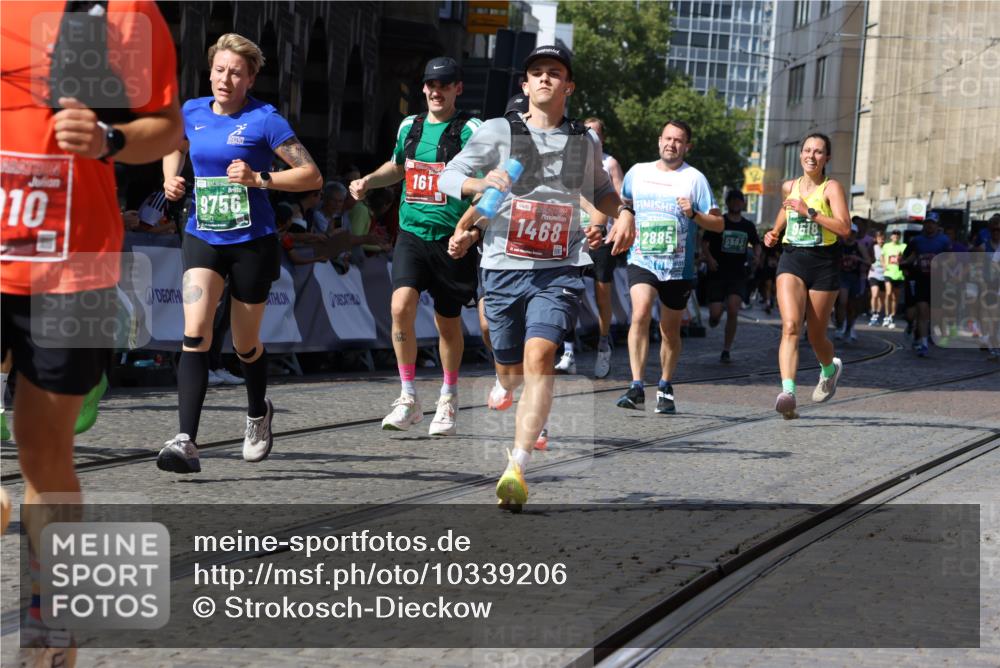 13.09.2026 - 21. swb-Marathon Bremen Strokosch-Dieckow http://msf.ph/oto/10339206 13.09.2026 13:20:07 Ziel 161, 411, 461, 495, 1010, 1053, 1281, 1468, 1535, 1551, 1642, 1972, 2870, 2906, 3240, 3319, 3411, 3966, 4101, 4479, 4480, 7037, 7404, 7488, 7655, 8185, 8263, 9082, 9359, 9984, 13192, 232, 655, 1750, 1931, 2122, 2577, 2885, 3685, 4351, 5450, 5583, 6901, 7018, 7341, 7664, 8178, 9047, 9518, 9756 meine-sportfotos.de