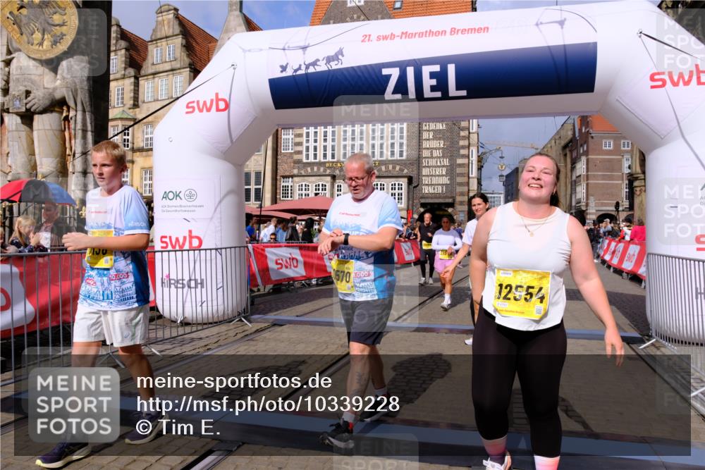 13.09.2026 - 21. swb-Marathon Bremen Tim E. http://msf.ph/oto/10339228 13.09.2026 11:09:24 Ziel 10217, 10314, 10321, 10455, 10570, 10630, 10686, 10983, 11011, 11091, 11138, 11304, 11531, 11578, 11812, 11905, 11987, 12155, 12192, 12337, 12554 meine-sportfotos.de