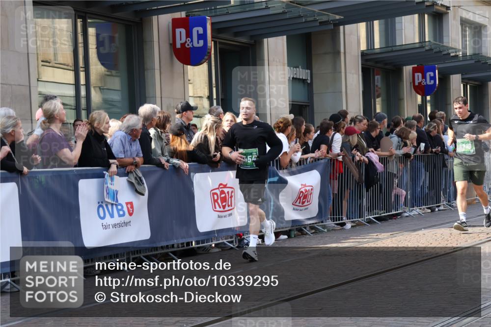 13.09.2026 - 21. swb-Marathon Bremen Strokosch-Dieckow http://msf.ph/oto/10339295 13.09.2026 13:26:47 Ziel 531, 946, 1493, 1494, 2089, 2454, 3076, 3273, 3302, 3510, 3527, 4121, 4327, 4397, 4558, 4563, 5689, 5943, 6455, 6776, 7027, 7072, 7246, 7317, 7849, 8219, 8303, 9150, 9159, 9343, 9511, 9854, 9878, 10112, 10113, 1368, 2779, 3526, 3852, 3893, 4077, 4441, 4598, 4919, 5054, 5937, 6289, 6314, 6375, 6548, 6580, 8112, 9260, 9551, 13097 meine-sportfotos.de