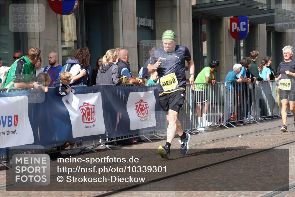 13.09.2026 - 21. swb-Marathon Bremen Strokosch-Dieckow http://msf.ph/oto/10339301 13.09.2026 11:06:24 Ziel 10323, 10378, 10654, 10663, 10795, 10849, 10989, 11021, 11066, 11240, 11370, 12124, 12146, 12219, 12249, 12485, 10375, 10376, 10681, 10682, 10852, 10853, 11028, 11029, 11340, 11374, 11432, 11460, 11674, 11690, 11729, 11775, 11786, 11849, 12217, 12479 meine-sportfotos.de