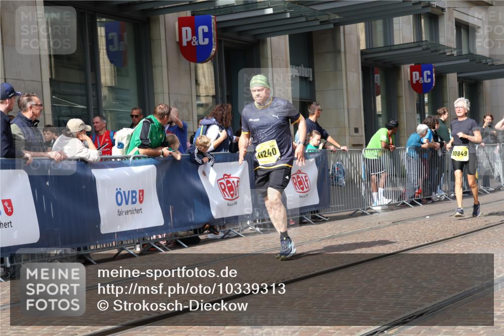 13.09.2026 - 21. swb-Marathon Bremen Strokosch-Dieckow http://msf.ph/oto/10339313 13.09.2026 11:06:24 Ziel 10323, 10378, 10654, 10663, 10795, 10849, 10989, 11021, 11066, 11240, 11370, 12124, 12146, 12219, 12249, 12485, 10375, 10376, 10681, 10682, 10852, 10853, 11028, 11029, 11340, 11374, 11432, 11460, 11674, 11690, 11729, 11775, 11786, 11849, 12217, 12479 meine-sportfotos.de