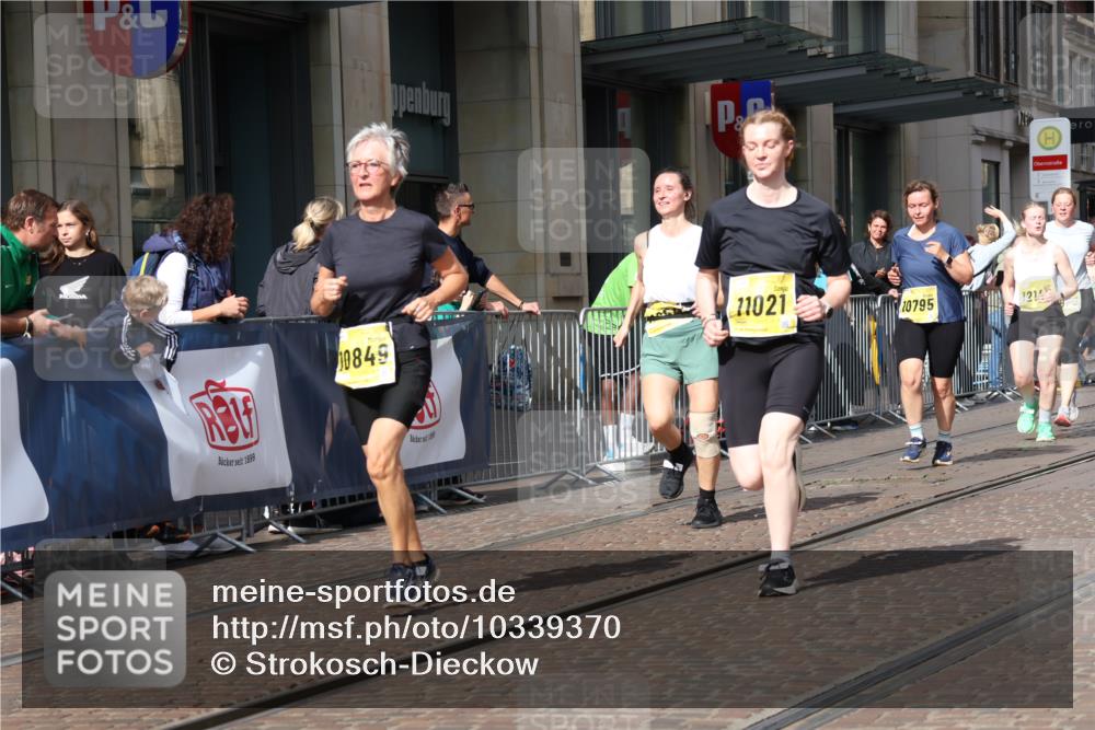 13.09.2026 - 21. swb-Marathon Bremen Strokosch-Dieckow http://msf.ph/oto/10339370 13.09.2026 11:06:27 Ziel 10323, 10378, 10654, 10663, 10795, 10849, 10989, 11021, 11066, 11240, 11370, 12124, 12146, 12219, 12249, 10375, 10376, 10681, 10682, 10852, 10853, 11028, 11029, 11340, 11374, 11432, 11460, 11674, 11690, 11729, 11786, 11849, 12217, 12479, 12485 meine-sportfotos.de