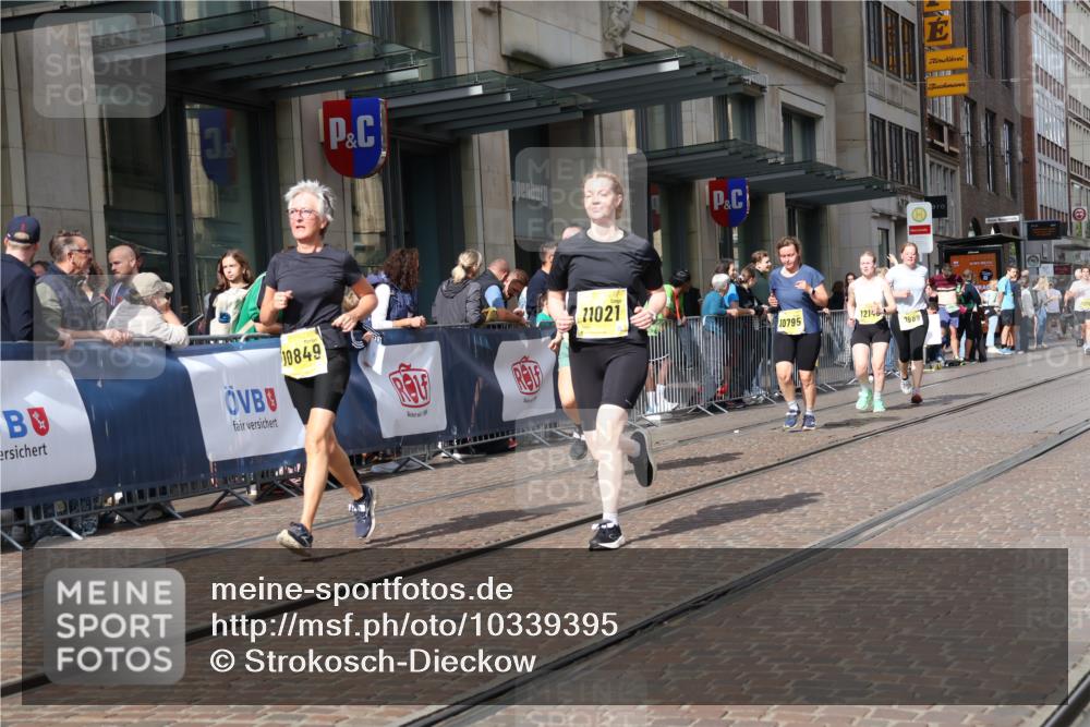 13.09.2026 - 21. swb-Marathon Bremen Strokosch-Dieckow http://msf.ph/oto/10339395 13.09.2026 11:06:27 Ziel 10323, 10378, 10654, 10663, 10795, 10849, 10989, 11021, 11066, 11240, 11370, 12124, 12146, 12219, 12249, 10375, 10376, 10681, 10682, 10852, 10853, 11028, 11029, 11340, 11374, 11432, 11460, 11674, 11690, 11729, 11786, 11849, 12217, 12479, 12485 meine-sportfotos.de