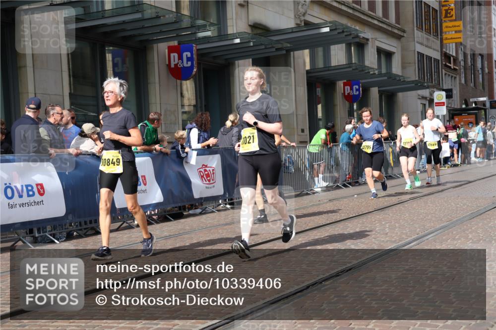 13.09.2026 - 21. swb-Marathon Bremen Strokosch-Dieckow http://msf.ph/oto/10339406 13.09.2026 11:06:28 Ziel 10323, 10378, 10654, 10663, 10795, 10849, 10989, 11021, 11066, 11240, 11370, 12124, 12146, 12219, 12249, 10375, 10376, 10681, 10682, 10852, 10853, 11028, 11029, 11240, 11340, 11374, 11432, 11460, 11674, 11690, 11729, 11786, 11849, 12217, 12479, 12485 meine-sportfotos.de