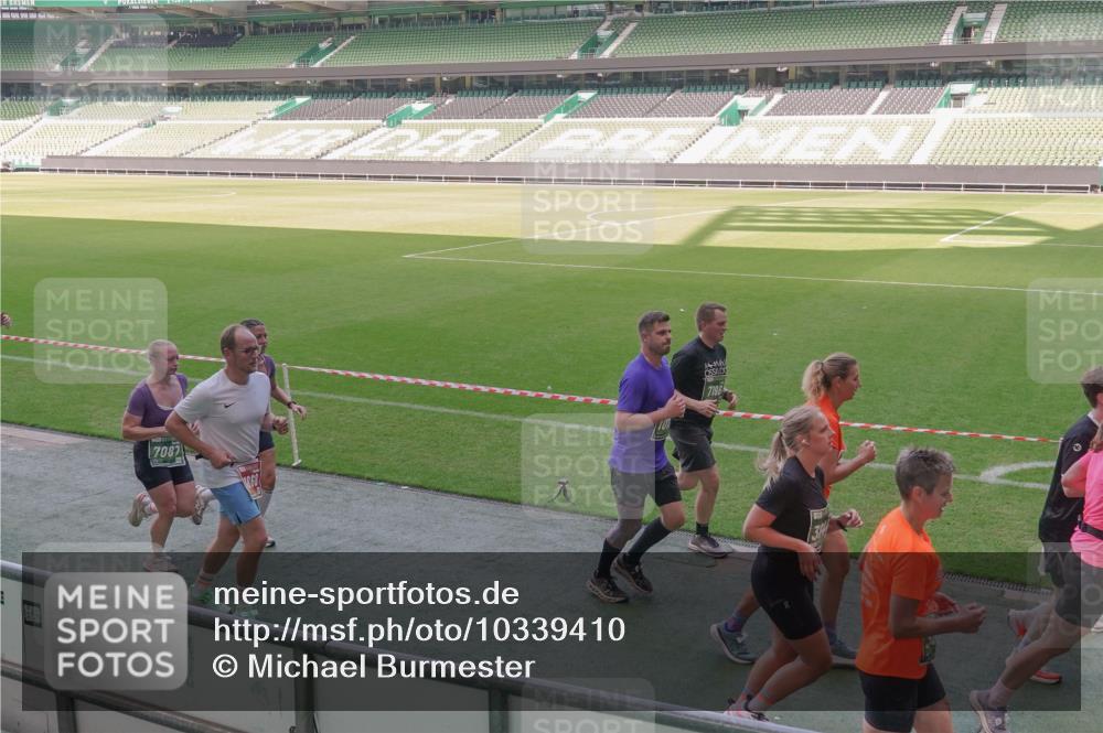 13.09.2026 - 21. swb-Marathon Bremen Michael Burmester http://msf.ph/oto/10339410 13.09.2026 13:18:52 Laufen im Stadion 311, 333, 404, 486, 512, 546, 732, 753, 837, 921, 938, 1156, 1424, 1425, 1431, 1506, 1765, 1790, 1844, 1868, 2056, 2123, 2137, 2224, 2240, 2294, 2315, 2357, 2358, 2419, 2453, 2557, 2563, 2601, 2614, 2622, 2647, 2689, 2702, 2703, 2722, 2786, 2843, 2845, 2849, 2857, 2879, 2880, 2893, 2944, 2983, 2984, 2999, 3031, 3046, 3072, 3096, 3100, 3146, 3180, 3189, 3198, 3210, 3263, 3285, 3287, 3337, 3421, 3431, 3476, 3537, 3548, 3619, 3633, 3654, 3740, 3879, 4478 meine-sportfotos.de