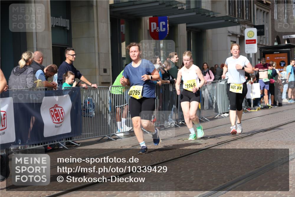 13.09.2026 - 21. swb-Marathon Bremen Strokosch-Dieckow http://msf.ph/oto/10339429 13.09.2026 11:06:28 Ziel 10323, 10378, 10654, 10663, 10795, 10849, 10989, 11021, 11066, 11240, 11370, 12124, 12146, 12219, 12249, 10375, 10376, 10681, 10682, 10852, 10853, 11028, 11029, 11240, 11340, 11374, 11432, 11460, 11674, 11690, 11729, 11786, 11849, 12217, 12479, 12485 meine-sportfotos.de