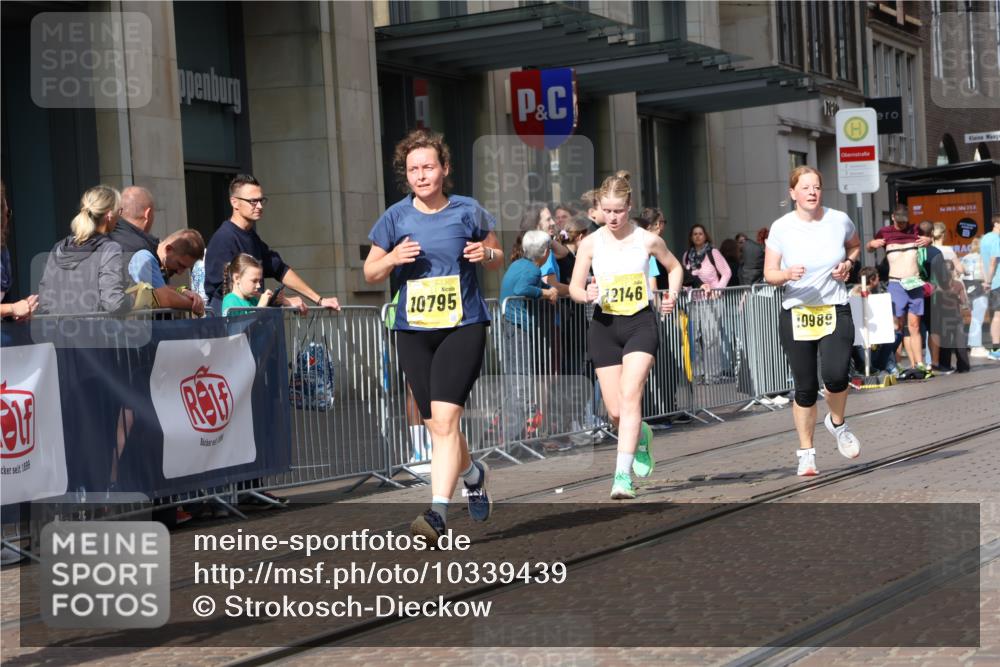 13.09.2026 - 21. swb-Marathon Bremen Strokosch-Dieckow http://msf.ph/oto/10339439 13.09.2026 11:06:29 Ziel 10323, 10378, 10654, 10663, 10795, 10849, 10989, 11021, 11066, 11257, 11370, 12124, 12146, 12219, 12249, 10375, 10376, 10681, 10682, 10852, 10853, 11028, 11029, 11240, 11340, 11374, 11432, 11460, 11674, 11690, 11729, 11786, 11849, 12217, 12479, 12485 meine-sportfotos.de
