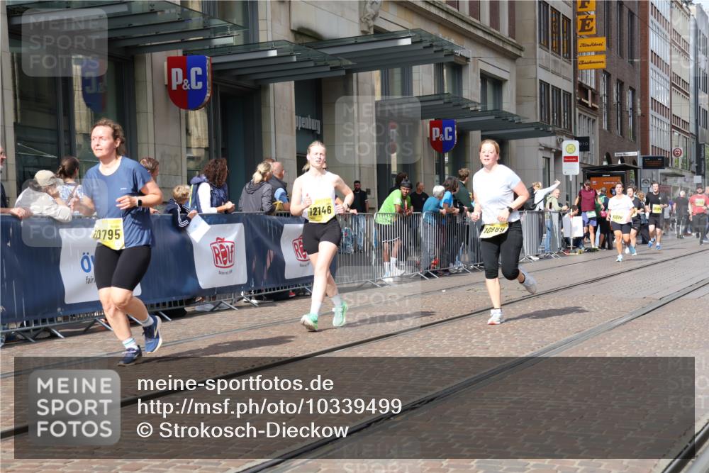 13.09.2026 - 21. swb-Marathon Bremen Strokosch-Dieckow http://msf.ph/oto/10339499 13.09.2026 11:06:31 Ziel 10323, 10378, 10654, 10663, 10795, 10849, 10989, 11066, 11257, 11370, 12124, 12146, 12219, 12249, 10376, 10681, 10682, 10852, 10853, 11021, 11028, 11029, 11240, 11340, 11374, 11432, 11460, 11690, 11729, 11849, 12217, 12479, 12485 meine-sportfotos.de