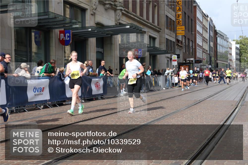 13.09.2026 - 21. swb-Marathon Bremen Strokosch-Dieckow http://msf.ph/oto/10339529 13.09.2026 11:06:31 Ziel 10323, 10378, 10654, 10663, 10795, 10849, 10989, 11066, 11257, 11370, 12124, 12146, 12219, 12249, 10376, 10681, 10682, 10852, 10853, 11021, 11028, 11029, 11240, 11340, 11374, 11432, 11460, 11690, 11729, 11849, 12217, 12479, 12485 meine-sportfotos.de
