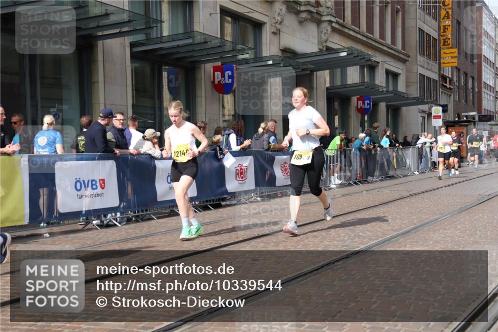 13.09.2026 - 21. swb-Marathon Bremen Strokosch-Dieckow http://msf.ph/oto/10339544 13.09.2026 11:06:32 Ziel 10323, 10378, 10654, 10663, 10795, 10849, 10989, 11066, 11257, 11370, 12124, 12146, 12219, 12249, 10376, 10654, 10681, 10682, 10849, 10852, 10853, 11021, 11028, 11240, 11340, 11374, 11432, 11460, 11690, 11729, 11849, 12217, 12479, 12485 meine-sportfotos.de