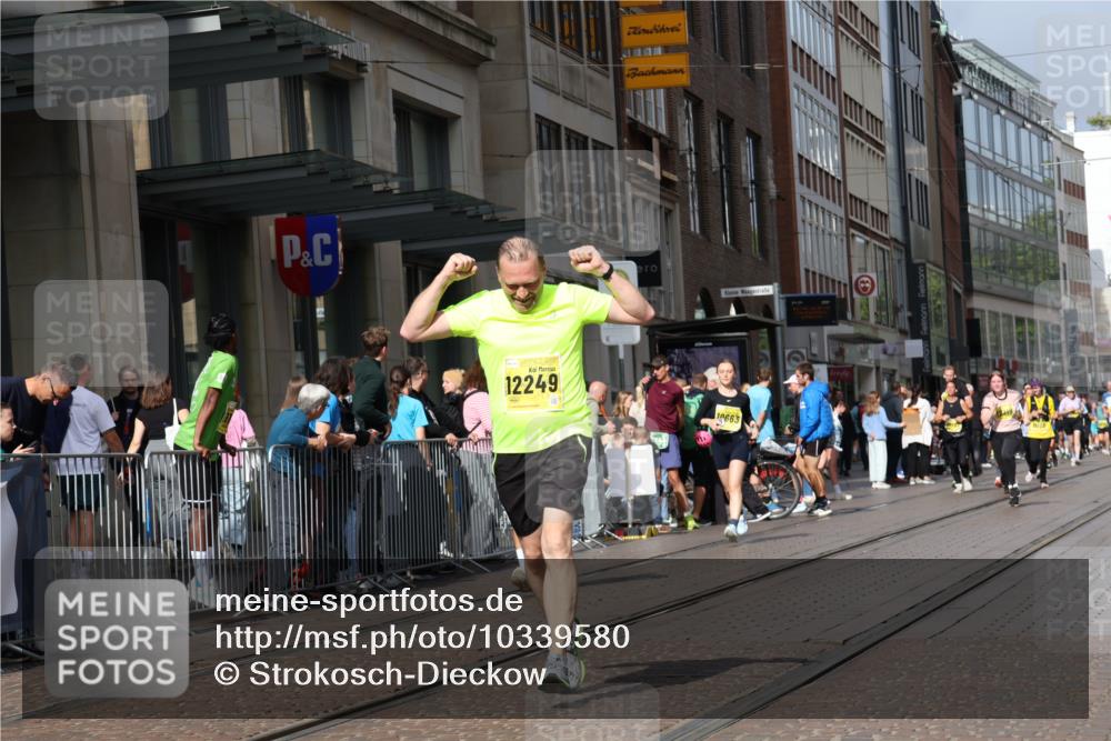 13.09.2026 - 21. swb-Marathon Bremen Strokosch-Dieckow http://msf.ph/oto/10339580 13.09.2026 11:06:41 Ziel 10156, 10360, 10378, 10663, 11066, 11100, 11257, 11370, 11393, 11439, 11684, 12124, 12219, 12249, 10323, 10654, 10795, 10849, 10852, 10853, 10989, 11021, 11028, 11240, 11340, 11370, 11374, 11432, 11729, 12146, 12217, 12485 meine-sportfotos.de