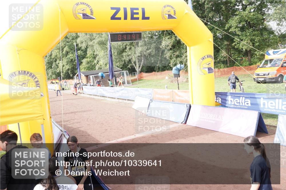 13.09.2026 - Airport Race Dennis Weichert http://msf.ph/oto/10339641 13.09.2026 10:42:14 Ziel 5102, 5103 meine-sportfotos.de