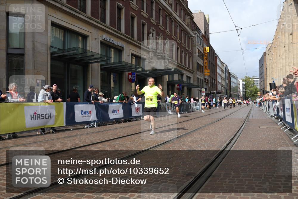 13.09.2026 - 21. swb-Marathon Bremen Strokosch-Dieckow http://msf.ph/oto/10339652 13.09.2026 11:06:43 Ziel 10156, 10360, 10378, 10663, 11066, 11100, 11257, 11393, 11439, 11684, 11696, 11822, 11823, 12124, 12249, 12255, 10323, 10654, 10795, 10849, 10852, 10853, 10989, 11021, 11028, 11066, 11240, 11370, 11729, 12146, 12217, 12219, 12485 meine-sportfotos.de