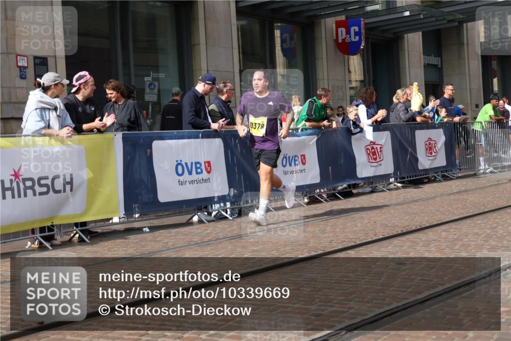 13.09.2026 - 21. swb-Marathon Bremen Strokosch-Dieckow http://msf.ph/oto/10339669 13.09.2026 11:06:45 Ziel 10156, 10360, 10378, 10663, 11100, 11257, 11393, 11439, 11600, 11684, 11696, 11822, 11823, 12255, 10323, 10654, 10795, 10849, 10852, 10853, 10989, 11021, 11028, 11066, 11240, 11370, 12124, 12146, 12217, 12219, 12249, 12485 meine-sportfotos.de