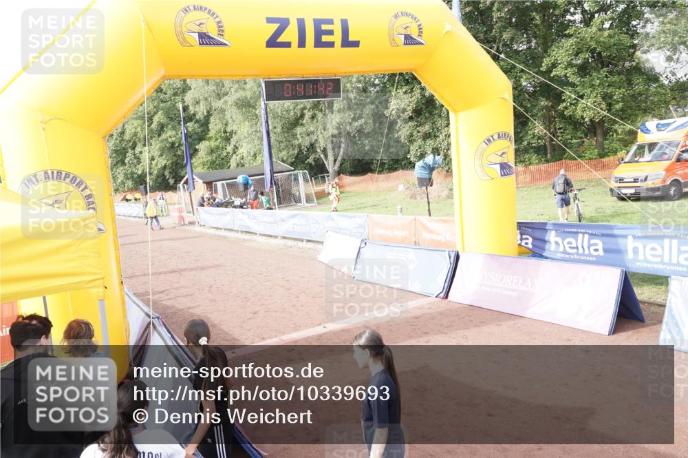 13.09.2026 - Airport Race Dennis Weichert http://msf.ph/oto/10339693 13.09.2026 10:42:15 Ziel 5102, 5103 meine-sportfotos.de
