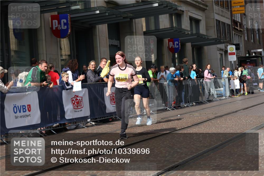 13.09.2026 - 21. swb-Marathon Bremen Strokosch-Dieckow http://msf.ph/oto/10339696 13.09.2026 11:06:46 Ziel 10156, 10360, 10378, 10663, 11100, 11257, 11393, 11439, 11600, 11684, 11696, 11759, 11822, 11823, 12255, 10323, 10654, 10795, 10849, 10853, 10989, 11021, 11028, 11066, 11240, 11370, 12124, 12146, 12217, 12219, 12249, 12485 meine-sportfotos.de