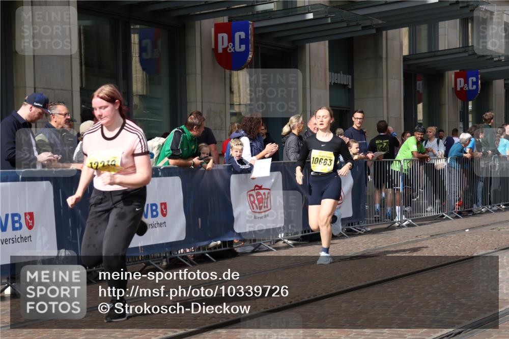 13.09.2026 - 21. swb-Marathon Bremen Strokosch-Dieckow http://msf.ph/oto/10339726 13.09.2026 11:06:47 Ziel 10156, 10360, 10378, 10663, 11100, 11246, 11257, 11393, 11439, 11600, 11684, 11696, 11759, 11822, 11823, 12255, 10323, 10378, 10654, 10663, 10795, 10849, 10989, 11021, 11066, 11240, 11370, 12124, 12146, 12219, 12249, 12485 meine-sportfotos.de