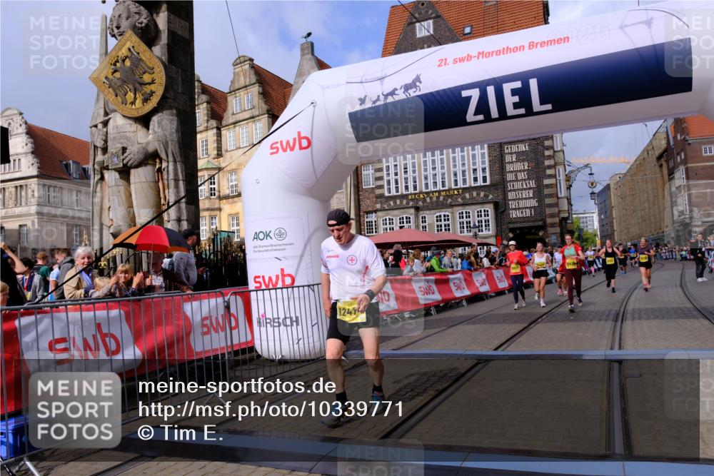 13.09.2026 - 21. swb-Marathon Bremen Tim E. http://msf.ph/oto/10339771 13.09.2026 11:09:48 Ziel 10234, 10386, 10417, 10424, 10556, 10664, 10694, 10712, 10769, 10785, 10823, 10981, 11192, 11225, 11882, 11883, 11914, 11915, 11937, 11995, 12322, 12409, 12474, 12532 meine-sportfotos.de