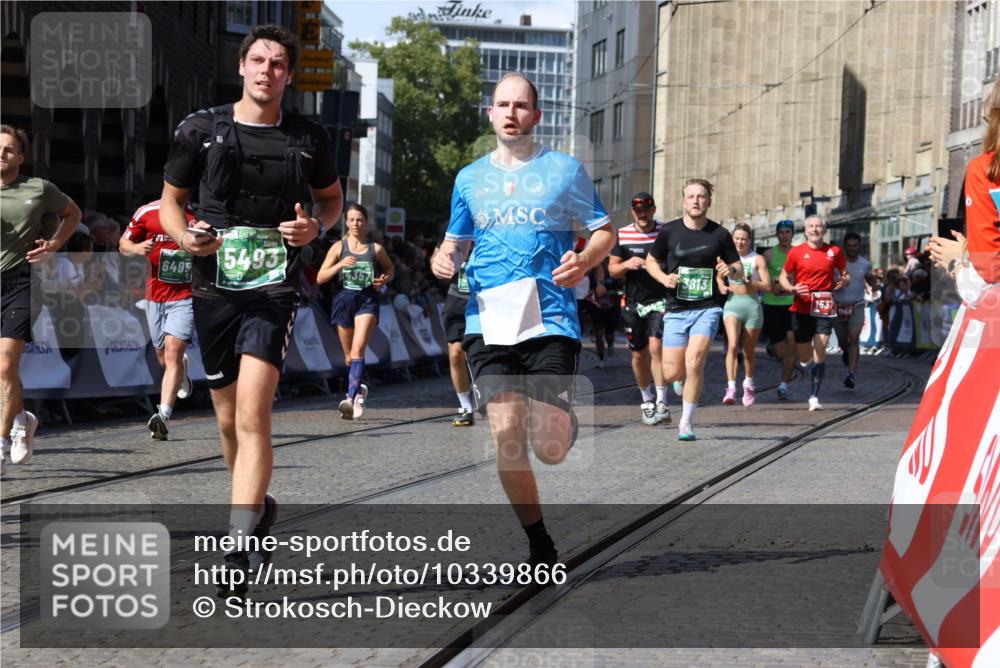 13.09.2026 - 21. swb-Marathon Bremen Strokosch-Dieckow http://msf.ph/oto/10339866 13.09.2026 13:20:29 Ziel 205, 431, 511, 655, 1058, 1252, 1390, 1537, 1750, 1931, 2122, 2343, 2807, 2885, 2903, 3685, 3690, 4287, 5340, 5389, 5583, 5813, 5837, 6663, 6901, 7018, 7341, 7531, 7664, 9518, 9756, 541, 769, 876, 1528, 3813, 4174, 4357, 4482, 5493, 5855, 6177, 6495, 6496, 7411, 8141, 8804, 9162, 9691, 9721, 9949, 13126 meine-sportfotos.de
