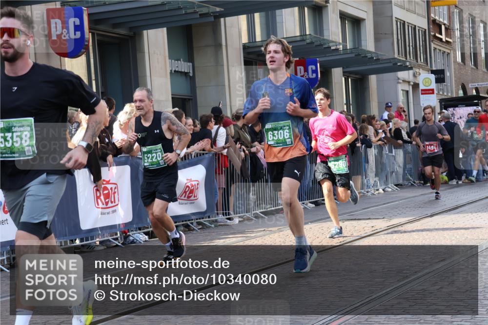 13.09.2026 - 21. swb-Marathon Bremen Strokosch-Dieckow http://msf.ph/oto/10340080 13.09.2026 13:27:09 Ziel 242, 323, 593, 857, 940, 1006, 1373, 1574, 2345, 2668, 3273, 3385, 3460, 3496, 3521, 4421, 4558, 5081, 5220, 5290, 5358, 5557, 5616, 6071, 6288, 6306, 7110, 9159, 9343, 9760, 10112, 10113, 13147, 531, 946, 1493, 1494, 2089, 2454, 3076, 3302, 3510, 3527, 4121, 4327, 4397, 4441, 4558, 4563, 4919, 5689, 5937, 5943, 6314, 6455, 6580, 6776, 7027, 7072, 7246, 7317, 7849, 8219, 8303, 9150, 9159, 9511, 9551, 9854, 9878, 10112 meine-sportfotos.de