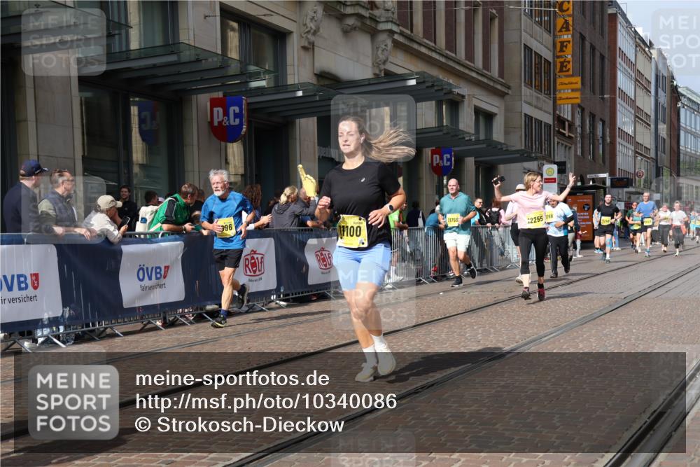 13.09.2026 - 21. swb-Marathon Bremen Strokosch-Dieckow http://msf.ph/oto/10340086 13.09.2026 11:07:02 Ziel 10138, 10205, 10360, 10488, 10695, 10748, 11100, 11123, 11246, 11393, 11417, 11439, 11600, 11684, 11696, 11759, 11767, 11822, 11823, 11865, 11917, 12020, 12173, 12210, 12255, 12266, 12536, 10156, 10323, 10360, 10378, 10663, 10989, 11066, 11257, 11370, 11439, 11684, 12124, 12146, 12219, 12249 meine-sportfotos.de