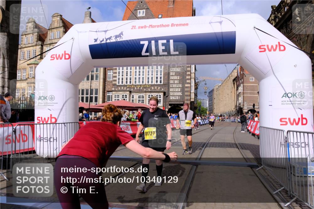 13.09.2026 - 21. swb-Marathon Bremen Tim E. http://msf.ph/oto/10340129 13.09.2026 11:10:06 Ziel 10234, 10417, 10435, 10645, 10696, 10737, 10785, 10990, 10991, 11383, 11437, 11441, 12449 meine-sportfotos.de