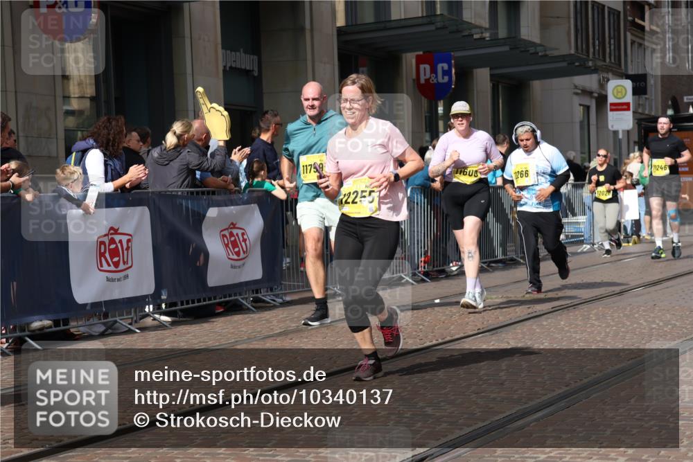 13.09.2026 - 21. swb-Marathon Bremen Strokosch-Dieckow http://msf.ph/oto/10340137 13.09.2026 11:07:04 Ziel 10138, 10205, 10279, 10280, 10488, 10501, 10505, 10695, 10748, 11100, 11123, 11246, 11393, 11417, 11600, 11696, 11759, 11767, 11822, 11823, 11865, 11899, 11917, 12020, 12173, 12210, 12255, 12266, 12277, 12419, 12536, 10156, 10360, 10378, 10663, 11066, 11100, 11257, 11370, 11439, 11684, 12124, 12219, 12249 meine-sportfotos.de