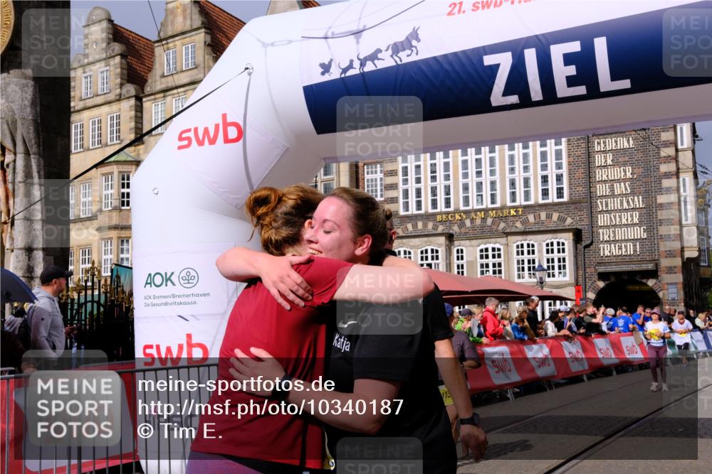 13.09.2026 - 21. swb-Marathon Bremen Tim E. http://msf.ph/oto/10340187 13.09.2026 11:10:08 Ziel 10234, 10417, 10435, 10645, 10696, 10737, 10785, 10990, 10991, 11119, 11383, 11437, 11441, 12449 meine-sportfotos.de