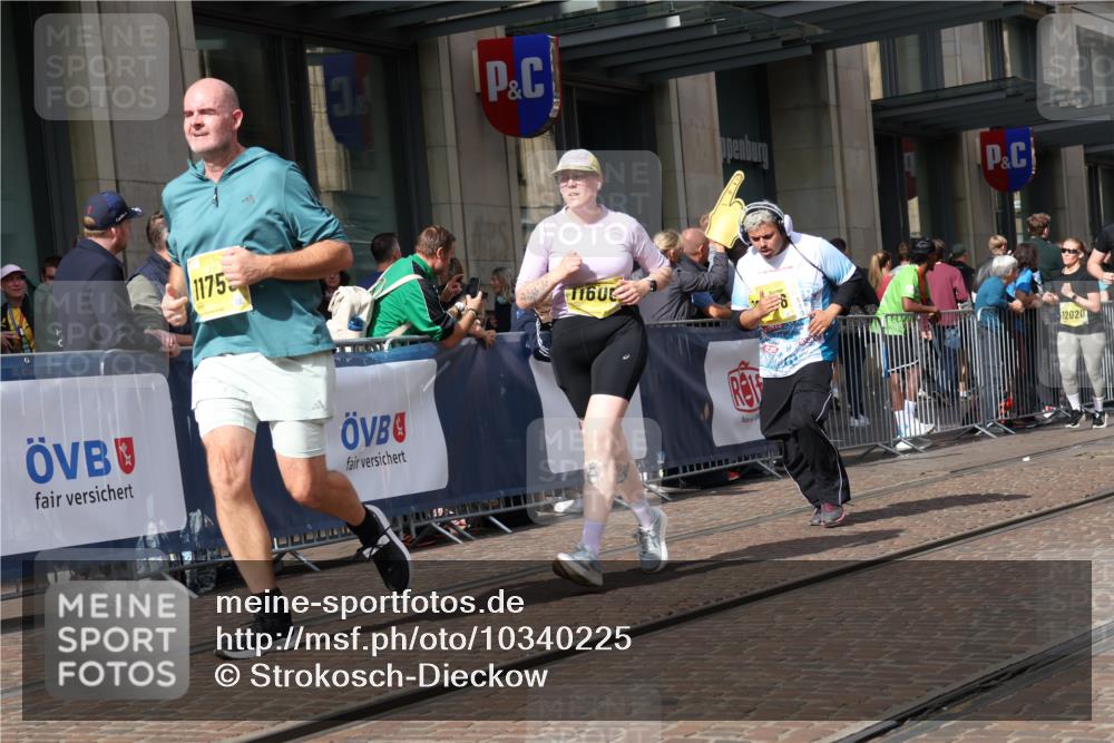 13.09.2026 - 21. swb-Marathon Bremen Strokosch-Dieckow http://msf.ph/oto/10340225 13.09.2026 11:07:06 Ziel 10138, 10205, 10279, 10280, 10488, 10501, 10505, 10695, 10748, 11123, 11246, 11393, 11417, 11600, 11696, 11759, 11767, 11822, 11823, 11865, 11899, 11917, 12020, 12173, 12210, 12255, 12266, 12277, 12419, 12536, 10156, 10360, 10378, 10663, 11066, 11100, 11257, 11370, 11393, 11439, 11684, 12124, 12219, 12249 meine-sportfotos.de