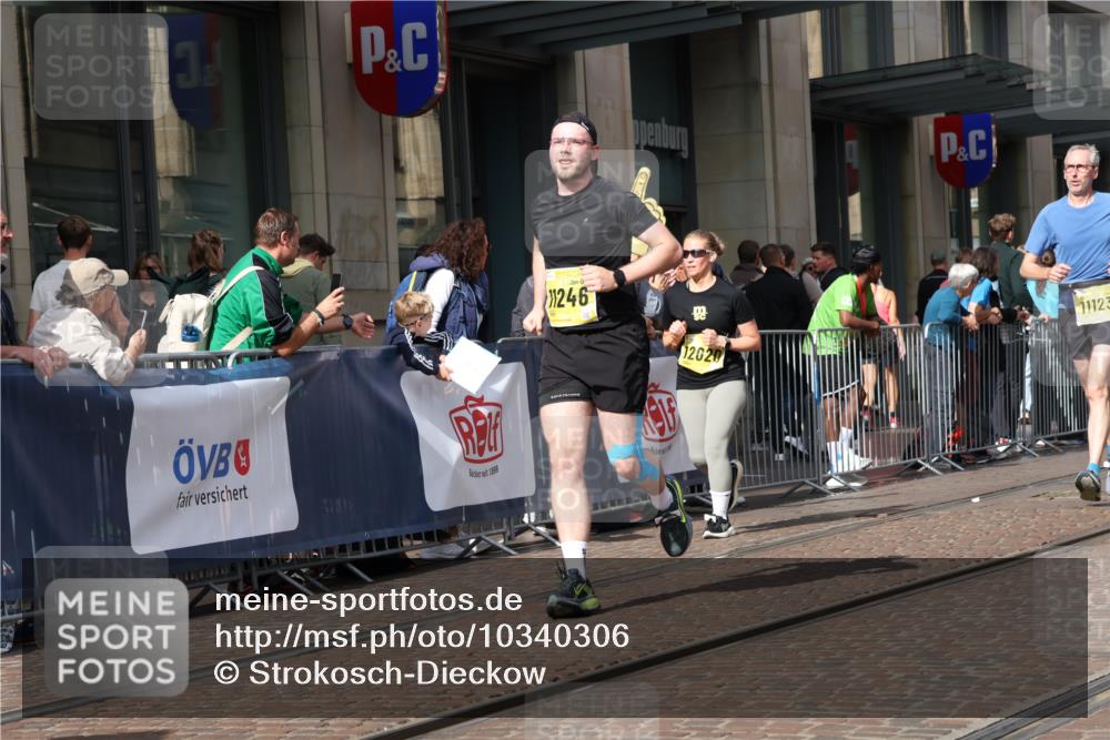 13.09.2026 - 21. swb-Marathon Bremen Strokosch-Dieckow http://msf.ph/oto/10340306 13.09.2026 11:07:09 Ziel 10138, 10205, 10279, 10280, 10363, 10364, 10488, 10501, 10505, 10580, 10695, 10748, 10907, 10935, 11123, 11223, 11246, 11417, 11600, 11759, 11767, 11865, 11899, 11917, 11924, 11934, 12020, 12167, 12168, 12173, 12210, 12266, 12277, 12419, 12536, 10156, 10360, 10378, 10663, 11100, 11257, 11393, 11439, 11600, 11684, 11696, 11822, 11823, 12124, 12249, 12255 meine-sportfotos.de
