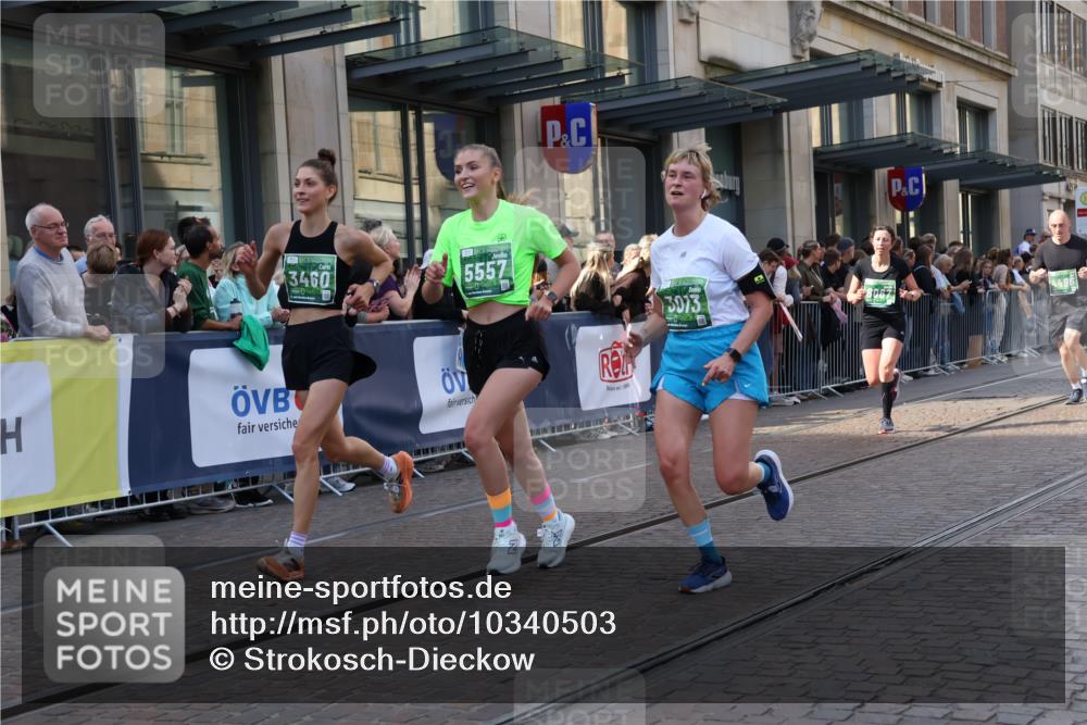 13.09.2026 - 21. swb-Marathon Bremen Strokosch-Dieckow http://msf.ph/oto/10340503 13.09.2026 13:27:20 Ziel 323, 440, 534, 593, 762, 857, 940, 1006, 1373, 1574, 1932, 2345, 2668, 2686, 3013, 3135, 3460, 3521, 3970, 4421, 4496, 4593, 4744, 5081, 5220, 5290, 5358, 5557, 5616, 6067, 6306, 7042, 7110, 7138, 7358, 8351, 9494, 9727, 13198, 242, 1493, 1494, 2454, 3273, 3385, 3496, 4121, 4397, 4558, 4563, 6071, 6288, 6776, 7027, 7072, 7849, 8219, 9159, 9343, 9511, 9760, 9854, 9878, 10112, 10113, 13147 meine-sportfotos.de