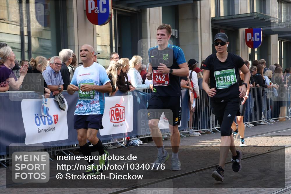 13.09.2026 - 21. swb-Marathon Bremen Strokosch-Dieckow http://msf.ph/oto/10340776 13.09.2026 13:27:28 Ziel 323, 440, 488, 534, 762, 857, 1006, 1456, 1932, 2668, 2686, 3013, 3135, 3460, 3480, 3521, 3576, 3970, 4106, 4133, 4265, 4421, 4496, 4593, 4744, 5081, 5462, 5557, 6067, 6468, 6522, 7042, 7138, 7358, 8188, 8351, 9067, 9145, 9494, 9727, 13198, 242, 323, 593, 940, 1006, 1373, 1574, 2345, 3273, 3385, 3496, 3521, 4121, 4558, 5220, 5290, 5358, 5616, 6071, 6288, 6306, 6776, 7110, 7849, 8219, 9159, 9343, 9760, 10112, 10113, 13147 meine-sportfotos.de