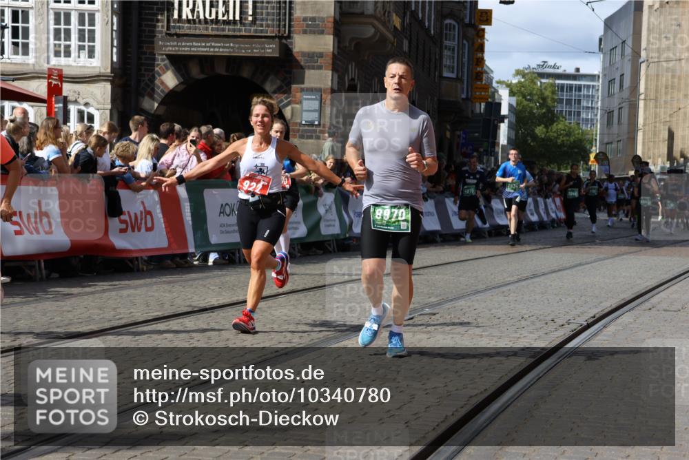 13.09.2026 - 21. swb-Marathon Bremen Strokosch-Dieckow http://msf.ph/oto/10340780 13.09.2026 13:31:54 Ziel 310, 922, 1600, 2602, 2707, 3115, 3152, 3239, 3343, 3392, 3579, 3858, 3859, 4164, 4258, 4273, 4692, 4889, 5426, 5504, 6039, 6062, 6100, 6147, 6193, 6581, 6602, 6968, 6971, 7032, 7608, 7941, 8042, 8166, 8205, 8206, 8239, 8364, 8495, 8522, 9155, 9293, 9568, 9903, 2310, 2934, 3946, 4566, 4797, 4979, 6116, 7526, 7818, 8610, 9640 meine-sportfotos.de