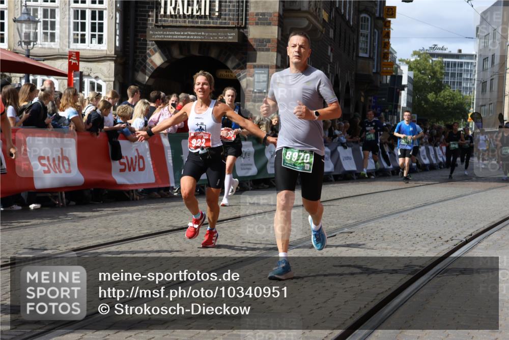 13.09.2026 - 21. swb-Marathon Bremen Strokosch-Dieckow http://msf.ph/oto/10340951 13.09.2026 13:31:54 Ziel 310, 922, 1600, 2602, 2707, 3115, 3152, 3239, 3343, 3392, 3579, 3858, 3859, 4164, 4258, 4273, 4692, 4889, 5426, 5504, 6039, 6062, 6100, 6147, 6193, 6581, 6602, 6968, 6971, 7032, 7608, 7941, 8042, 8166, 8205, 8206, 8239, 8364, 8495, 8522, 9155, 9293, 9568, 9903, 2310, 2934, 3946, 4566, 4797, 4979, 6116, 7526, 7818, 8610, 9640 meine-sportfotos.de