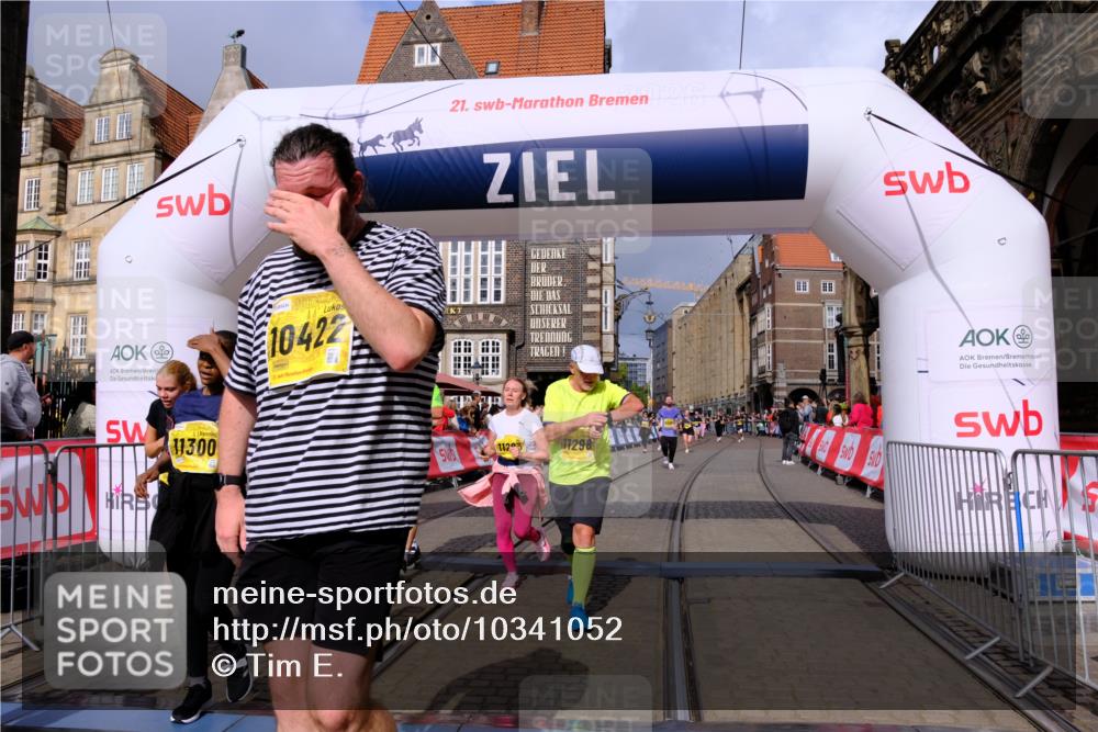 13.09.2026 - 21. swb-Marathon Bremen Tim E. http://msf.ph/oto/10341052 13.09.2026 11:10:51 Ziel 10002, 10169, 10247, 10422, 10706, 10719, 10768, 10791, 10890, 11283, 11298, 11300, 11309, 11583, 11736, 11846, 11957, 11982, 12183, 12227, 12454, 12550 meine-sportfotos.de