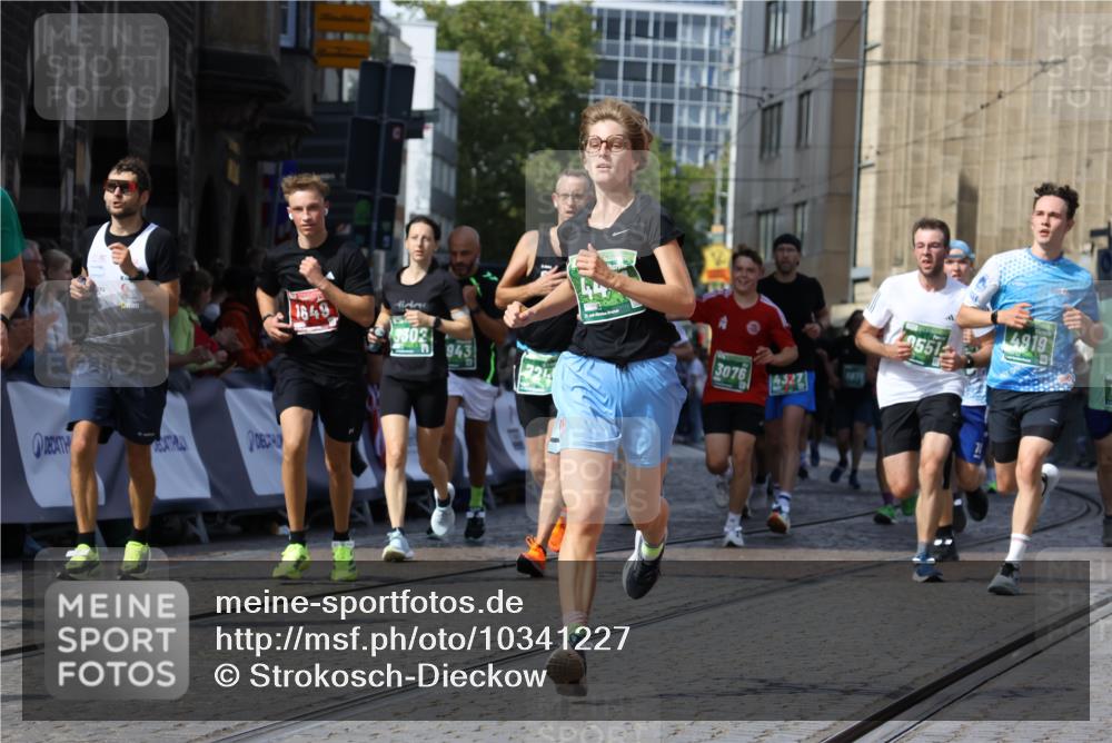 13.09.2026 - 21. swb-Marathon Bremen Strokosch-Dieckow http://msf.ph/oto/10341227 13.09.2026 13:26:48 Ziel 1368, 1649, 2434, 2658, 3526, 3603, 3983, 4077, 5747, 5992, 6230, 6548, 6639, 7626, 8817, 9260, 13195, 531, 946, 2089, 3076, 3302, 3510, 3527, 4327, 4397, 4563, 4919, 5689, 5937, 5943, 6314, 6455, 7027, 7246, 7317, 8303, 9150, 9511, 9551, 9854, 9878 meine-sportfotos.de