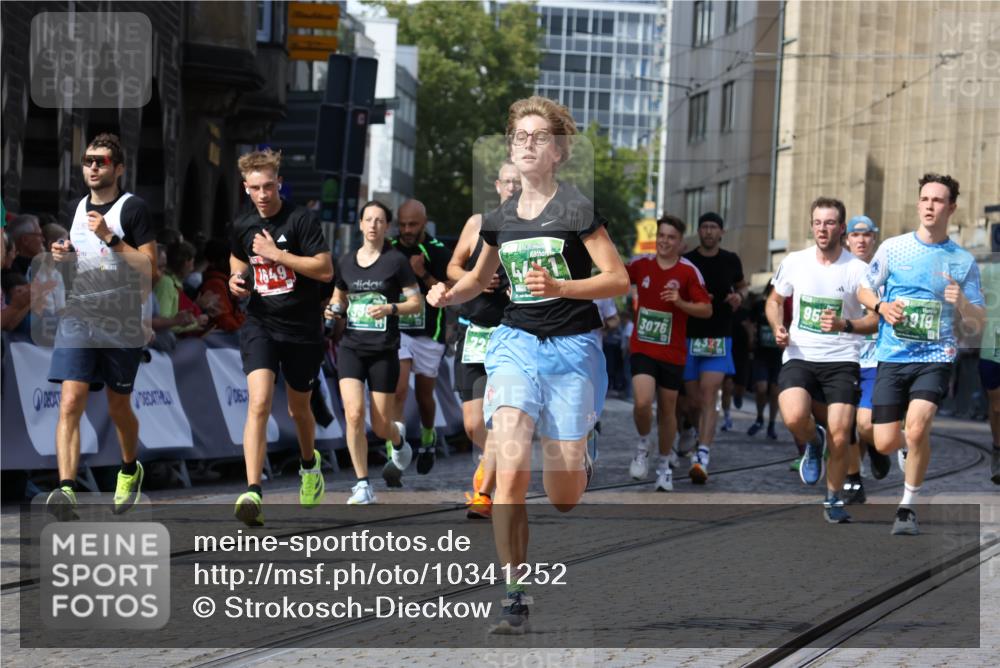 13.09.2026 - 21. swb-Marathon Bremen Strokosch-Dieckow http://msf.ph/oto/10341252 13.09.2026 13:26:48 Ziel 1368, 1649, 2434, 2658, 3526, 3603, 3983, 4077, 5747, 5992, 6230, 6548, 6639, 7626, 8817, 9260, 13195, 531, 946, 2089, 3076, 3302, 3510, 3527, 4327, 4397, 4563, 4919, 5689, 5937, 5943, 6314, 6455, 7027, 7246, 7317, 8303, 9150, 9511, 9551, 9854, 9878 meine-sportfotos.de