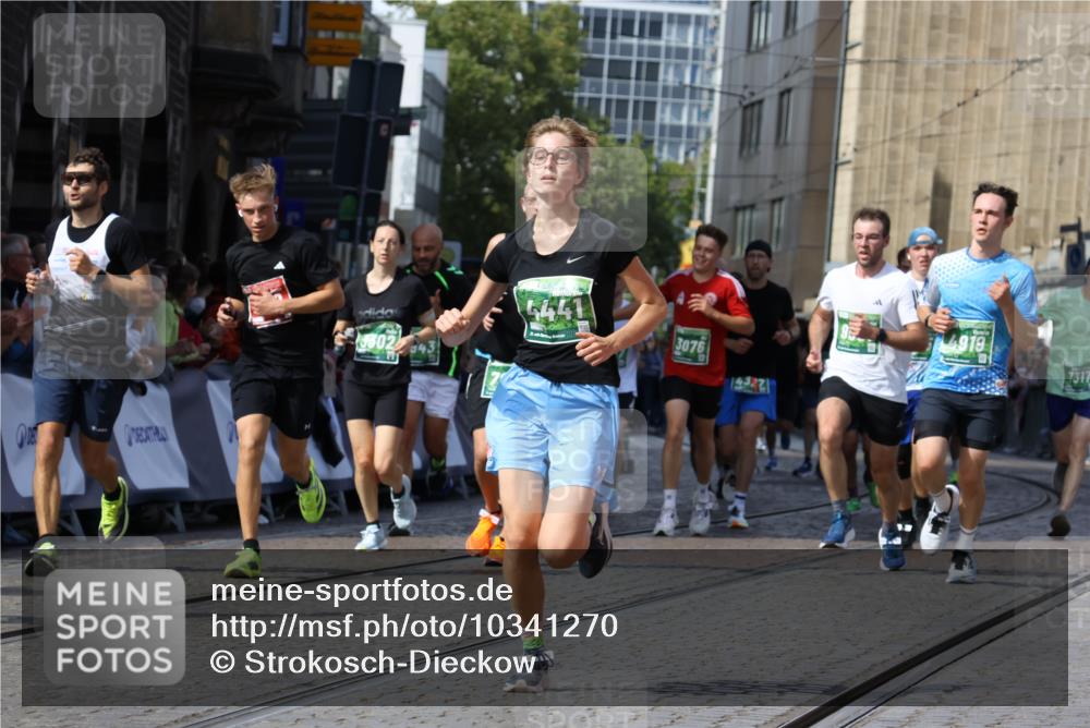 13.09.2026 - 21. swb-Marathon Bremen Strokosch-Dieckow http://msf.ph/oto/10341270 13.09.2026 13:26:48 Ziel 1368, 1649, 2434, 2658, 3526, 3603, 3983, 4077, 5747, 5992, 6230, 6548, 6639, 7626, 8817, 9260, 13195, 531, 946, 2089, 3076, 3302, 3510, 3527, 4327, 4397, 4563, 4919, 5689, 5937, 5943, 6314, 6455, 7027, 7246, 7317, 8303, 9150, 9511, 9551, 9854, 9878 meine-sportfotos.de