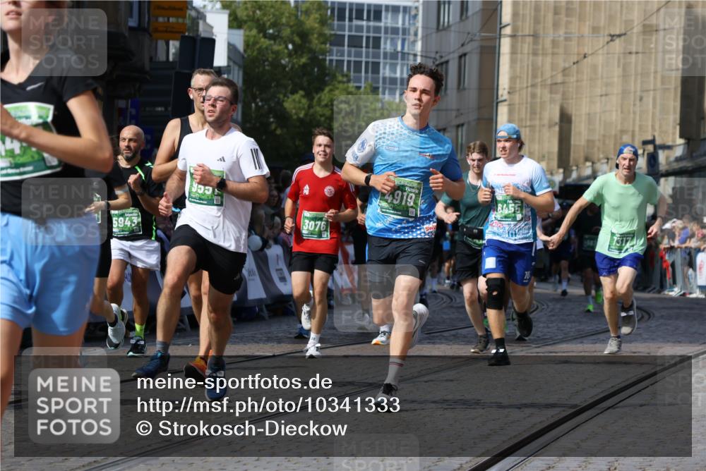 13.09.2026 - 21. swb-Marathon Bremen Strokosch-Dieckow http://msf.ph/oto/10341333 13.09.2026 13:26:49 Ziel 1368, 1649, 2434, 2658, 2779, 3526, 3603, 4077, 5747, 5992, 6230, 6548, 6639, 7626, 8817, 9260, 13195, 531, 946, 2089, 3076, 3302, 3510, 3527, 4327, 4397, 4563, 4919, 5689, 5943, 6314, 6455, 7027, 7246, 7317, 8303, 9150, 9511, 9854, 9878 meine-sportfotos.de
