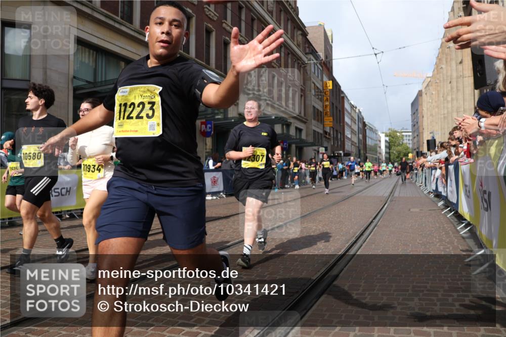 13.09.2026 - 21. swb-Marathon Bremen Strokosch-Dieckow http://msf.ph/oto/10341421 13.09.2026 11:07:35 Ziel 10139, 10595, 10660, 10661, 10674, 10830, 10871, 10937, 11037, 11044, 11378, 11404, 11515, 11643, 11831, 11833, 11958, 12024, 12031, 12066, 12097, 12194, 12248, 12307, 12509, 12511, 12512, 10138, 10205, 10279, 10280, 10363, 10364, 10488, 10501, 10505, 10580, 10695, 10748, 10907, 10935, 11123, 11223, 11246, 11417, 11643, 11759, 11767, 11865, 11899, 11917, 11924, 11934, 12020, 12167, 12168, 12173, 12210, 12266, 12277 meine-sportfotos.de