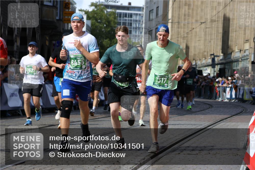 13.09.2026 - 21. swb-Marathon Bremen Strokosch-Dieckow http://msf.ph/oto/10341501 13.09.2026 13:26:53 Ziel 1368, 1649, 2779, 3526, 3603, 3852, 4077, 5747, 5992, 6289, 6375, 6548, 7626, 9260, 13195, 946, 1493, 1494, 2089, 2454, 3076, 3302, 3527, 4121, 4327, 4397, 4563, 5689, 5943, 6455, 7027, 7072, 9150, 9511, 9854, 9878 meine-sportfotos.de