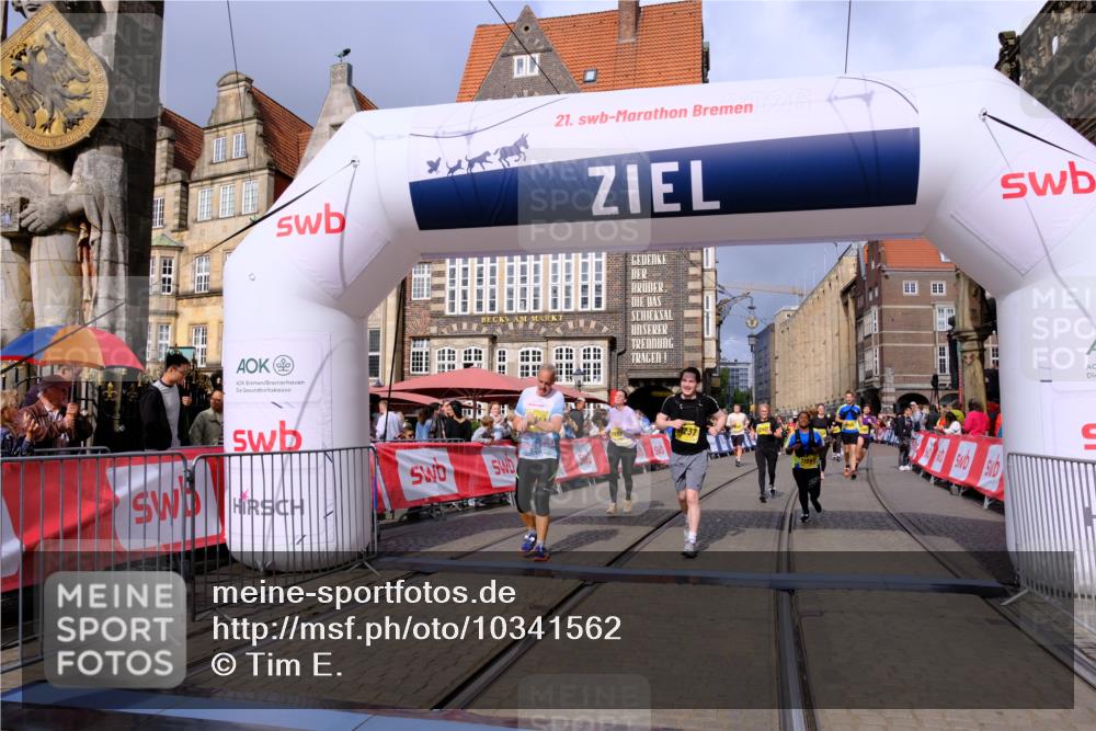13.09.2026 - 21. swb-Marathon Bremen Tim E. http://msf.ph/oto/10341562 13.09.2026 11:11:15 Ziel 10148, 10163, 10313, 10461, 10462, 10527, 10547, 10644, 10653, 10792, 10841, 10911, 11043, 11141, 11237, 11335, 11465, 11483, 11513, 11691, 11756, 11993, 12401, 12507 meine-sportfotos.de
