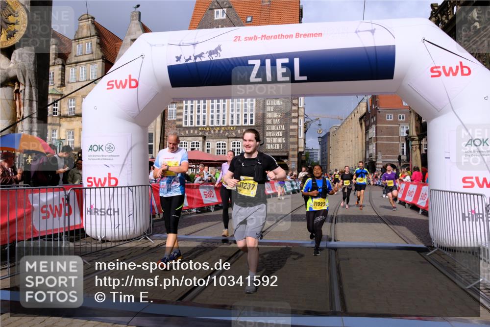13.09.2026 - 21. swb-Marathon Bremen Tim E. http://msf.ph/oto/10341592 13.09.2026 11:11:16 Ziel 10148, 10163, 10313, 10461, 10462, 10527, 10547, 10644, 10653, 10792, 10841, 11043, 11141, 11237, 11335, 11465, 11483, 11691, 11756, 11993, 12401, 12507 meine-sportfotos.de