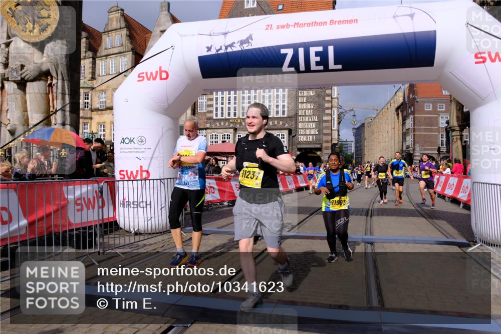 13.09.2026 - 21. swb-Marathon Bremen Tim E. http://msf.ph/oto/10341623 13.09.2026 11:11:16 Ziel 10148, 10163, 10313, 10461, 10462, 10527, 10547, 10644, 10653, 10792, 10841, 11043, 11141, 11237, 11335, 11465, 11483, 11691, 11756, 11993, 12401, 12507 meine-sportfotos.de