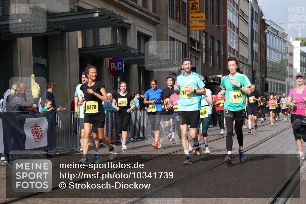 13.09.2026 - 21. swb-Marathon Bremen Strokosch-Dieckow http://msf.ph/oto/10341739 13.09.2026 11:07:49 Ziel 10135, 10139, 10188, 10404, 10493, 10660, 10767, 10793, 10851, 10859, 11032, 11044, 11263, 11378, 11404, 11659, 11831, 11833, 11958, 12031, 12066, 12160, 12248, 12325, 12384, 12389, 10138, 10279, 10280, 10363, 10364, 10501, 10505, 10580, 10595, 10661, 10674, 10830, 10871, 10907, 10935, 10937, 11037, 11223, 11515, 11643, 11899, 11924, 11934, 12024, 12097, 12167, 12168, 12194, 12277, 12307, 12511, 12512 meine-sportfotos.de